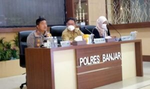 Kapolres Banjar AKBP Doni Hadi Santoso (kiri). (Foto: Kominfo Kabupaten Banjar)