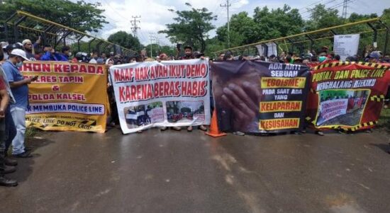 Para sopir angkutan batubara menyampaikan aspirasi di jalan hauling Km101 Tapin. (Foto: Katajari.com).