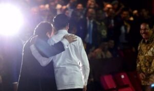 Surya Paloh dan Jokowi saling rangkul pada HUT ke-8 partai NasDem. (Foto: Katajari.com)