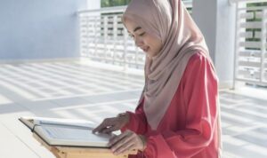 Ilustrasi Seorang wanita muslim membaca Alquran. (Foto: Dok. Katajari.com)