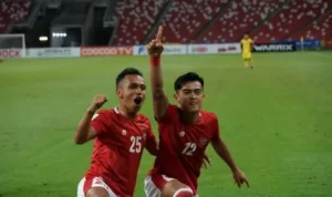 Bek sayap Timnas Indonesia, Pratama Arhan (kanan) bersama penyerang sayap Irfan Jaya, dalam laga Piala AFF 2020 di National Stadium, Singapura, Minggu (19/12/2021) malam WIB. (Foto: Dok. PSSI)