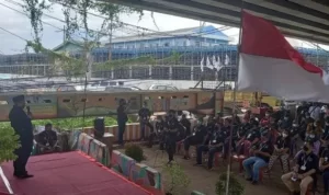Relawan Ganjar Pranowo Presiden (GPP) deklarasi dukungan Ganjar Pranowo di Pilpres 2024 yang digelar di kolong Flyover Rawajati, Kalibata, Jakarta Selatan. (Foto: Suara.com/Arga)