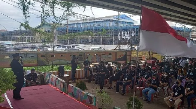 Relawan Ganjar Pranowo Presiden (GPP) deklarasi dukungan Ganjar Pranowo di Pilpres 2024 yang digelar di kolong Flyover Rawajati, Kalibata, Jakarta Selatan. (Foto: Suara.com/Arga)