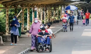 Warga berwisata di Taman Margasatwa Ragunan, Jakarta Selatan, Sabtu (23/10/2021). Foto: Suara.com/Alfian Winanto)