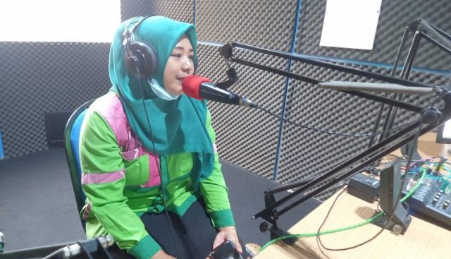 Dewi talkshow di Radio Suara Banjar, Kamis (27/1/2022). (Foto: Radio Suara Banjar)