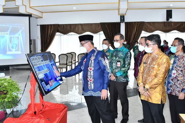 Bupati Hulu Sungai Selatan Achmad Fikry launching aplikasi Si Open Hulu Sungai Selatan, Kamis (6/1/2022). (Foto: Kominfo Hulu Sungai Selatan)