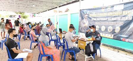 Lanal Banjarmasin vaksinasi warga Teluk Kelayan Banjarmasin, Senin (10/1/2022). (Foto: Katajari.com)