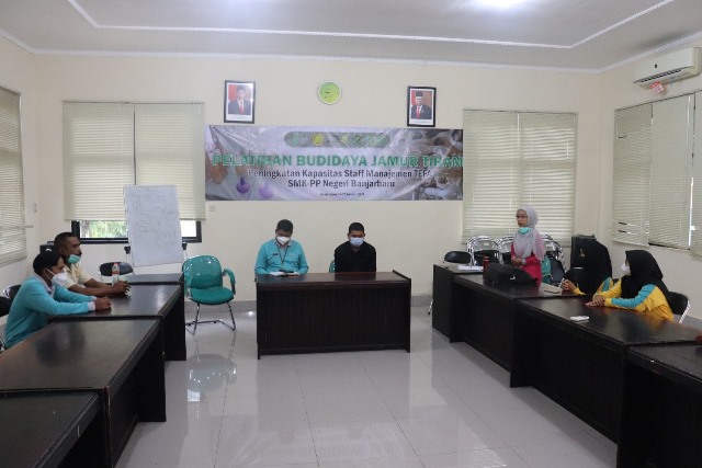 Pengembangan Teaching Factory (TEFA) diantaranya dengan pelatihan budidaya jamur tiram. (Foto: Tim Ekspos SMK PP Negeri Banjarbaru)