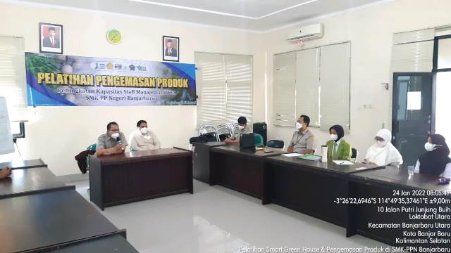 Pelatihan pengemasan produk di SMK PP Negeri Banjarbaru. (Foto: Tim Ekspos SMK PP Negeri Banjarbaru)