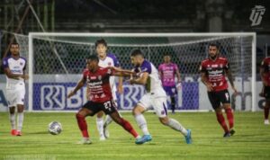 Suasana laga BRI Liga 1 antara Bali United vs Persita Tangerang di Stadion Ngurah Rai, Denpasar, Bali, Senin (17/1/2022) malam. (Foto: Dok. Liga Indonesia Baru)