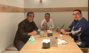 Tiga elite Partai Gerindra melakukan pertemuan di sebuah kafe di Jakarta, Jumat (7/1/2022). (Foto: Dok. Gerindra)