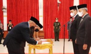 Pejabat Eselon II Pemko Banjarbaru tandatangan pelantikan, Senin (31/1/2022). (Foto: Humpro Kota Banjarbaru/Katajari.com)