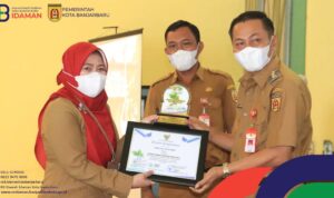 Direktur RSD Idaman Kota Banjarbaru, Dr dr Hj Endah Labati Silapurna MHKes menerima penghargaan eco office award dari Wakil Walikota Banjarbaru Wartono SE. (Foto: Humas RSD Idaman Kota Banjarbaru/Katajari.com)