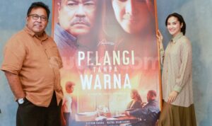 Maudy Koesnaedi bersama Rano Karno saat jumpa pers film 'Pelangi Tanpa Warna' di Pancoran, Jakarta Selatan, Kamis (27/1/2022). (Foto: Suara.com/Alfian Winanto)