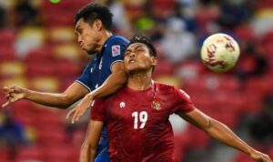 Penyerang Thailand, Teerasil Dangda (kiri) dan pemain Indonesia Fachruddin Wahyudi Aryanto pada pertandingan leg kedua final Piala AFF 2020 di Stadion Nasional Singapura pada 1 Januari 2022. (Foto: Roslan RAHMAN/AFP)