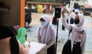Ilustrasi sejumlah siswi menggunakan alat cek suhu tubuh sebelum masuk ke sekolah di Kota Bandung, Jawa Barat. (Foto: ANTARA/HO-Diskominfo Kota Bandung)