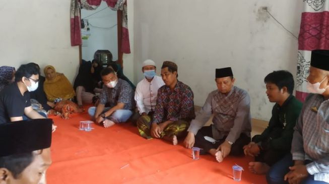 Rektor UNU Lampung HM Miftahudin bertakjiah ke rumah duka Leli Agustin, korban perampokan BRI Link Way Bungur, Lampung Timur, Sabtu (22/1/2022). (Foto: ANTARA/Humas UNU Lampung)