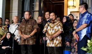 Ketua Umum Gerindra Prabowo Subianto (kanan) dan Ketua Umum Partai Demokrat Susilo Bambang Yudhoyono (kiri). (Foto: Suara.com/Ria Rizki Nirmala Sari)