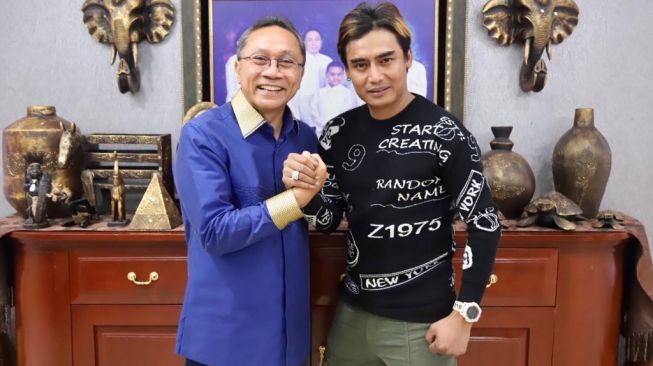 Ketua Umum PAN Zulkifli Hasan dan musikus Charly Van Houten eks vokalis ST 12. (Foto: Suara.com)