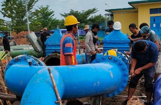 Pipa 500mm di Jalan Gubernur Syarkawi Kecamatan Sungai Tabuk Kabupaten Banjar Provinsi Kalimantan Selatan diperbaiki PT Air Minum Intan Banjar. (Foto: PT Air Minum Intan Banjar)