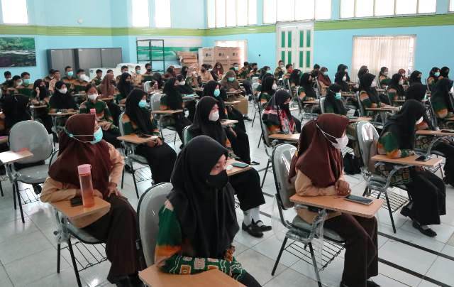 SMK PP Negeri Banjarbaru memberikan bimbingan teknis kepada calon-calon petani muda melalui Workshop PWMP. (Tim Ekspos SMK PP Negeri Banjarbaru/Katajari.com)