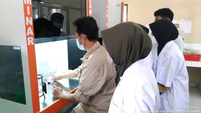 Pelatihan peningkatan kapasitas staff TEFA dengan Pelatihan Kultur Jaringan bertempat di Laboratorium Kampus SMK PP Negeri Banjarbaru. (Foto: Tim Ekspos SMK PP Negeri Banjarbaru)