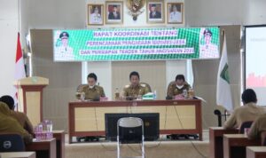 Bupati Balangan Abdul Hadi memimin rapat koordinasi pengelolaan pengadaan barang dan jasa. (Foto: Kominfo Kabupaten Balangan)