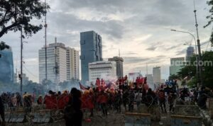 Buruh membubarkan diri usai berdemo. (Foto: Suara.com)