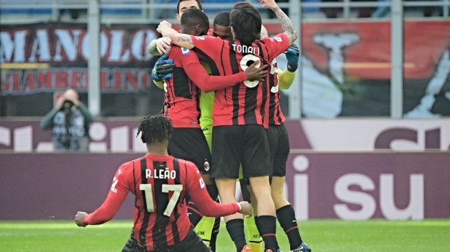 Penyerang AC Milan, Rafael Leao (bawah) usai mencetak gol ke gawang Sampdoria pada laga Liga Italia di San Siro, Milan, Minggu (13/2/2022) malam. (Foto: Andreas SOLARO/AFP)