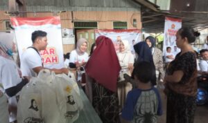 Yuti Mahrita dan Kader Milenial Gerindra Banjarbaru Gelar Bazar Murah