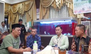 Gubernur Kalimantan Selatan H Sahbirin Noor bersama pimpinan PT PLN Kalselteng, Jumat (16/9/2022). (Foto: Adpim Setdaprov Kalsel)