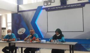 PT Air Minum Intan Banjar jumpa pers dengan wartawan di Kabupaten Banjar dan Kota Banjarbaru, Selasa (6/9/2022). (Foto: Katajari.com)