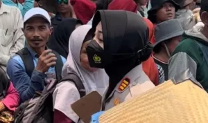 AKP Rita Yuliana mengawal jalannya aksi demo para petani di Hari Tani Nasional, Selasa 27 September 2022. (Foto: Instagram @ritasorchayuliana)