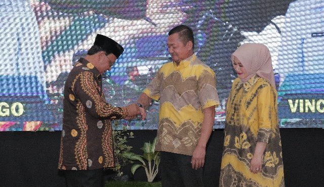 Paman Birin memberikan kenang-kenangan kepada Kolonel Penerbang Yulmaizir Chaniago, Rabu (14/9/2022) di Mahligai Pancasila Banjarmasin. (Foto: Adpim Setdaprov Kalsel)