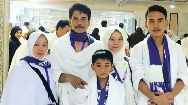 Foto beberapa tahun lalu saat Lesti Kejora bersama ayah, ibu, kakak, dan adik beribadah ke Tanah Suci. (Foto: Instagram)