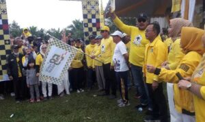 Ketua DPD Partai Golkar Kabupaten Banjar H Rusli kibarkan bendera Jalan Sehat, Minggu (16/10/2022) di Stadion Mini Barakat Martapura. (Foto: Katajari.com)