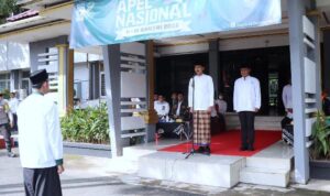 Bupati Banjar Provinsi Kalimantan Selatan (Kalsel) H Saidi Mansyur selaku pembina upacara Peringatan Hari Santri Nasional tahun 2022, di halaman Kantor Bupati Banjar, Martapura, Sabtu (22/10/2022) pagi. (Foto: Kominfo Kabupaten Banjar)
