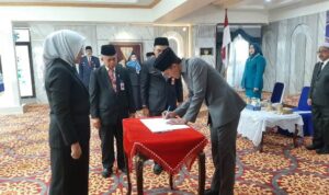Bupati Banjar H Saidi Mansyur tandatangani pelantikan lima pejabat tinggi pratama, Jumat (28/10/2022) di Mahligai Sultan Adam Martapura. (Foto: Kominfo Kabupaten Banjar)