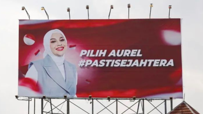 Baliho yang menampilkan foto Aurel Hermansyah di jalan tol Lutumanten, Semanggi, Jakarta Barat menarik perhatian warganet. (Foto: Suara.com)