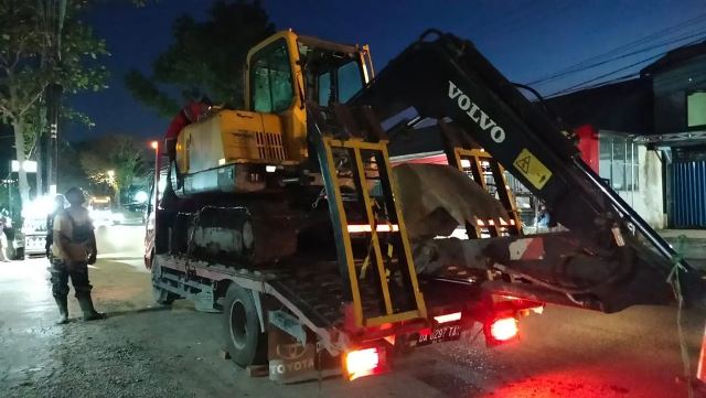 Persiapan perbaikan kebocoran pipa distribusi diameter 500mm Zona Bandara, Selasa (20/12/2022) malam. (Foto: Humas PT Air Minum Intan Banjar)