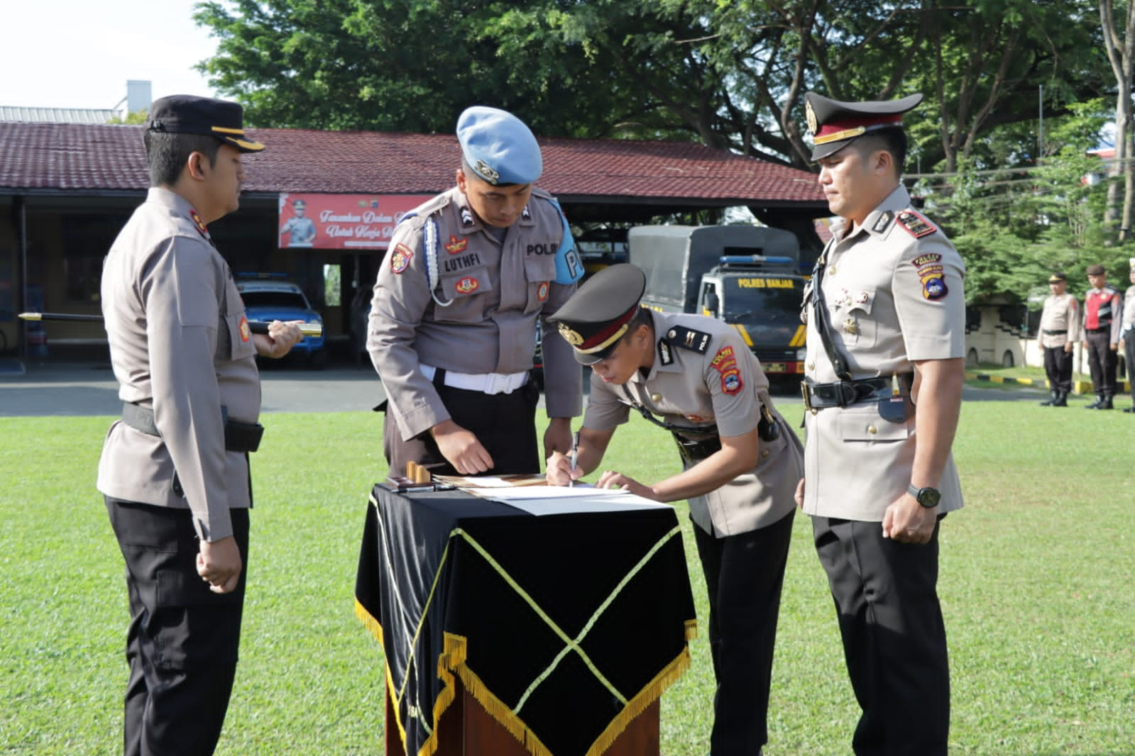 Sertijab Kapolsek lingkup Polres Banjar, Selasa (20/12/2022) di halaman apel Polres Banjar di Martapura. (Foto: Humas Polres Banjar/Katajari.com)