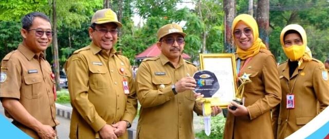 Rere (dua kanan) menerima trofi serta kendaraan roda dua alias motor secara simbolis dari Wakil Bupati Banjar Said Idrus al-Habsyi (tiga kiri). (Sumber Foto: Humas RSUD Ratu Zalecha Martapura)