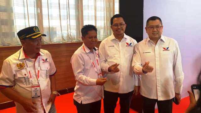 Ketua Umum DPP Partai Perindo Hary Tanoesoedibjo (kanan) dan Ketua DPW Partai Perindo Kalsel H Kasmili SAP SH (dua kiri) pada Rapimnas di Jakarta. (Foto: Dok. Perindo Kalsel)