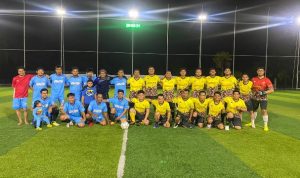 Tim soccer Jurnalis Kabupaten Banjar tanding persahabatan dengan Kejari Banjar, Jumat (30/12/2022) malam di lapangan mini soccer kawasan Q Mall Kota Banjarbaru. (Foto: Kominfo Kabupaten Banjar)