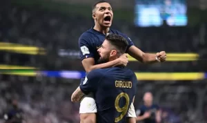 Penyerang Prancis Olivier Giroud dan Kylian Mbappe di Stadion Al-Thumama, Doha, Qatar, Minggu (4/12/2022). (Foto: Irill KUDRYAVTSEV/AFP)