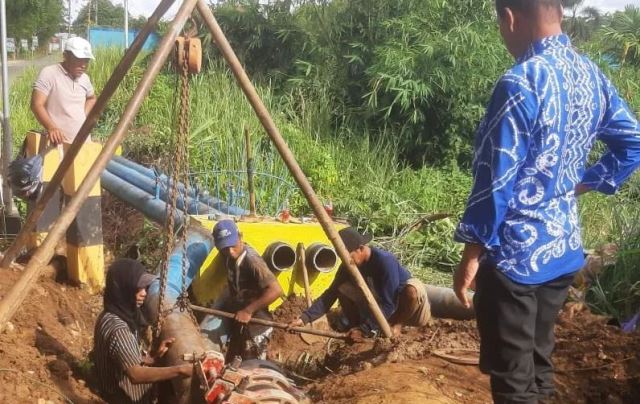 Pekerjaan pemasangan koneksi pipa 200 mm Zona BLK bulan lalu di jembatan arah Booster Muslimin. (Foto: Humas PT Air Minum Intan Banjar)