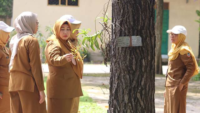 Ketua TP PKK Provinsi Kalimantan Selatan Hj. Raudatul Jannah (tengah), Senin (2/1/2023) di lingkungan kantor Dishut Kalsel. (Foto: Dishut Kalsel)