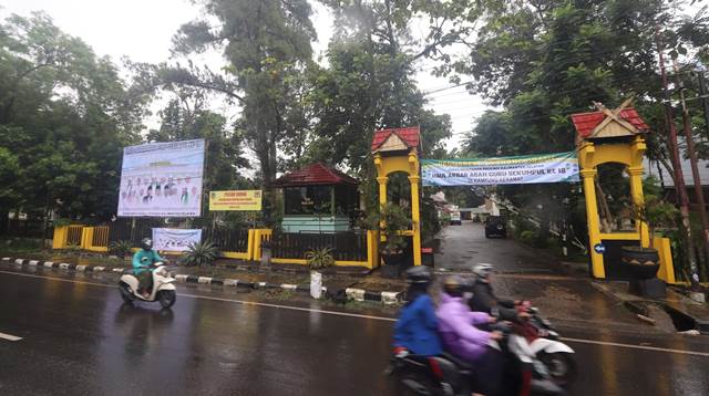 Rest area dan warung gratis untuk jemaah haul akbar ke 18 Guru Sekumpul di Kampung Keramat, bertempat di kantor Dishut Kalsel di Jalan A Yani Km34 Kota Banjarbaru. (Foto: Dishut Kalsel)