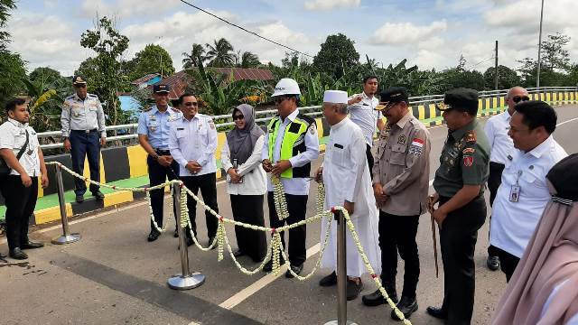 Gubernur Kalimantan Selatan (Kalsel) Sahbirin Noor atau Paman Birin meresmikan jembatan Mali-Mali dan ruas Jalan Mataraman–Sungai Ulin, di Kabupaten Banjar, Rabu (4/1/2023) pagi. (Foto: Adpim Setdaprov Kalsel)