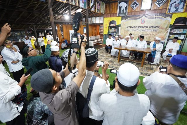 Ulama banua memberikan keterangan pers pelaksanaan haul Guru Sekumpul, di kediaman pribadi Gubernur Kalimantan Selatan (Kalsel) H Sahbirin Noor di di Jalan Kertak baru Kampung Keramat, RT 1 Kecamatan Martapura Timur, Minggu (8/1/2023) malam. (Foto: Setdaprov Kalsel)